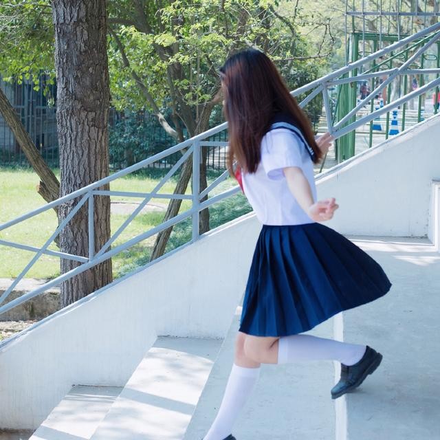 漂亮的学妹穿上水手服!
