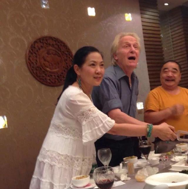 沈丹萍和德国老公生活很幸福，两个混血女儿很漂亮