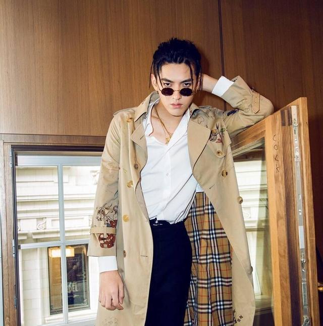 吴亦凡穿风衣_吴亦凡穿囚服