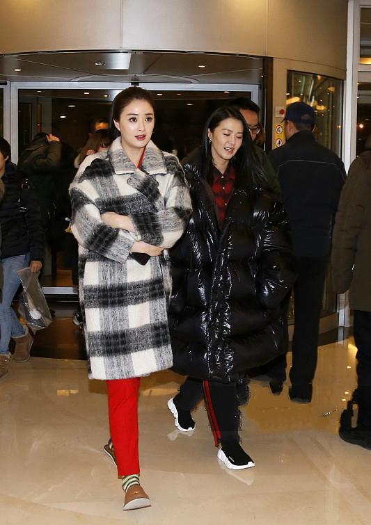 2017央视春晚幕后照曝光! 刘涛光腿喝牛奶, 蒋