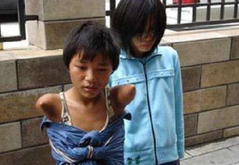 孩子被人贩子弄残疾以后扔到大街上乞讨,抓住人贩子后