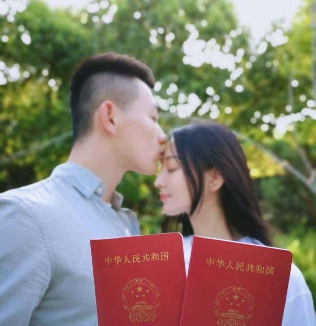 张馨予徐佳莹同日结婚，亿万网友送祝福，另一边范冰冰却惨遭嘲笑