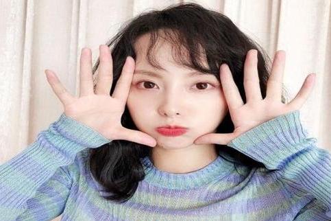 张嘉倪二胎生子,微博的配文一+一=四,网友:还是