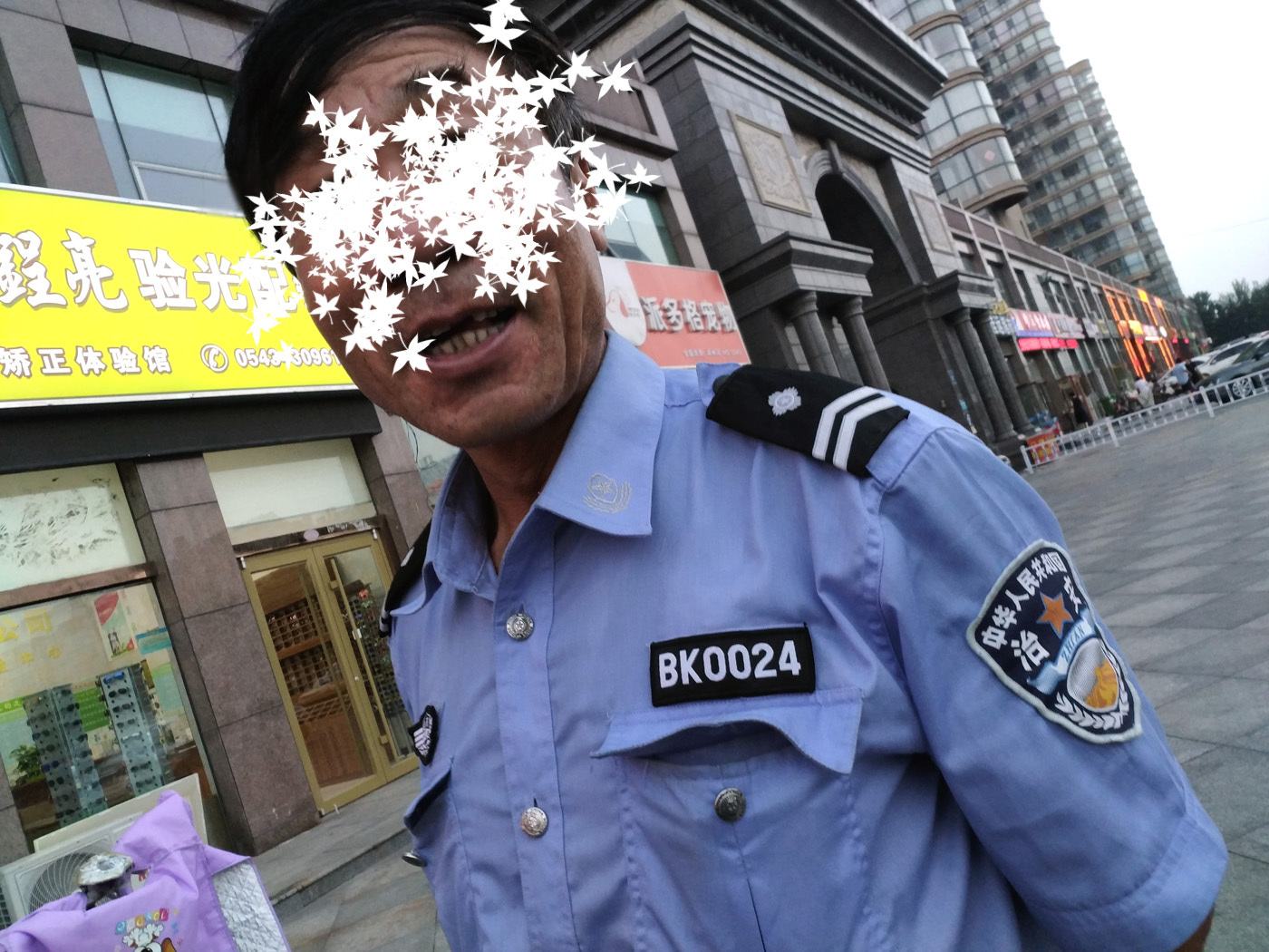 山东滨州一小区现假警察 胸徽警号臂章齐全无人敢管