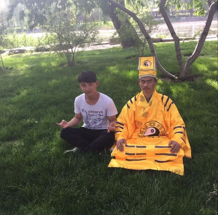 原是横店跑龙套,因长相似林正英受导演青睐,片