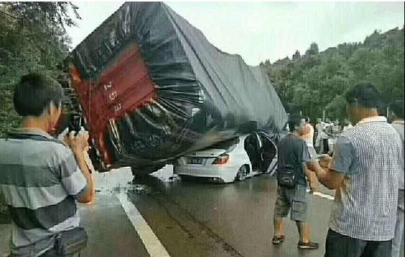 面对满载侧翻大货车, 能让车主安然无恙的家轿只有这款国产车了吧