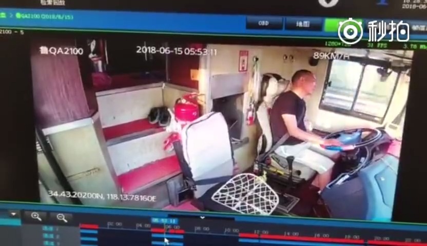 趣人趣车 客车司机驾车过程中突然昏迷晕倒，客车无人驾驶近二十秒，危机时刻...