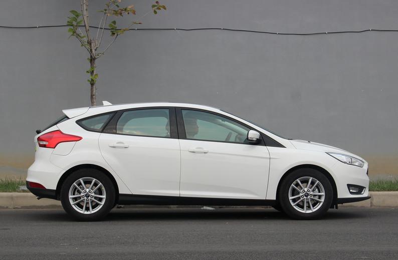 这款福特轿车10万出头, 适合年轻人, 一眼就看中它, 操控很满意