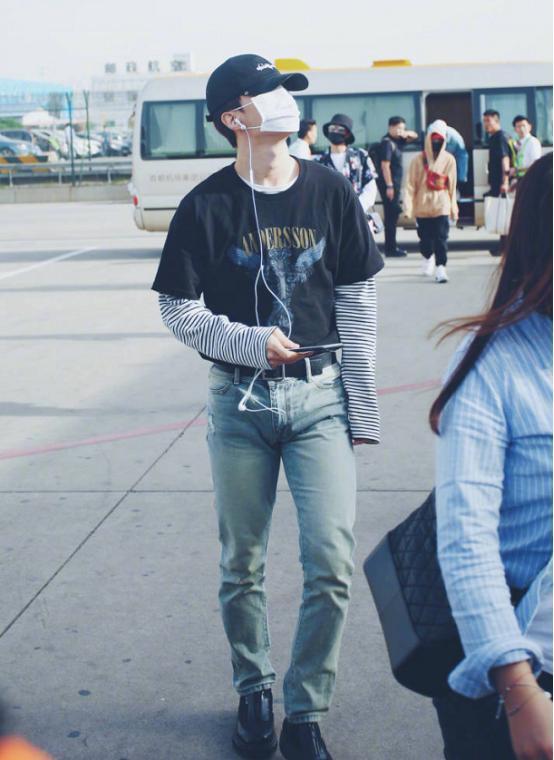 范丞丞现身《快乐大本营》没少胖啊!这大腿比