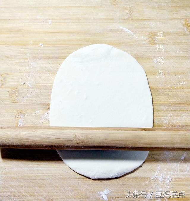1块面团,2根香蕉,在家做名气小吃印度飞饼,擀好