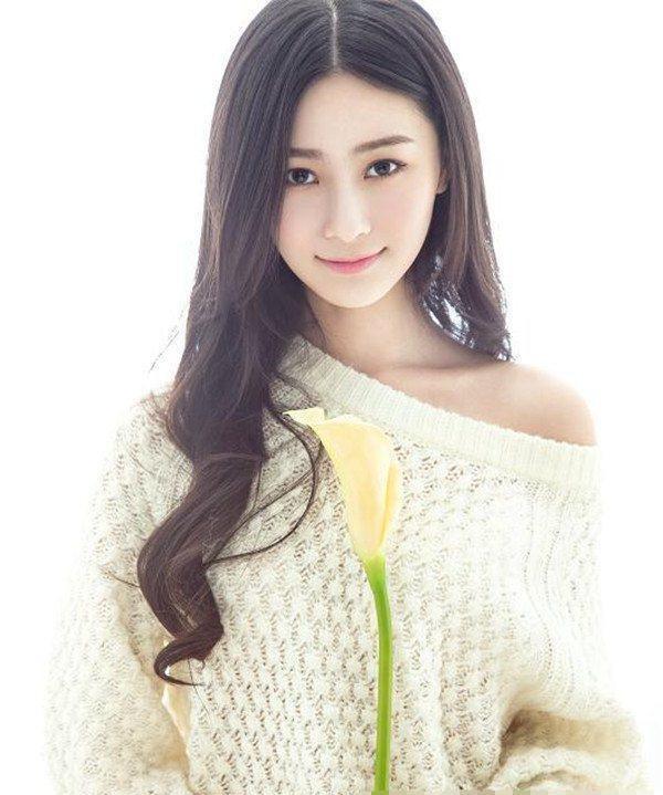17岁出道, 在《古剑奇谭》里分饰两角被关注, 如今因一部剧大热