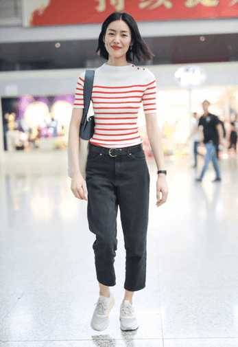 尴尬, 奚梦瑶穿紧身裤大腿中间空出一条缝,刘雯