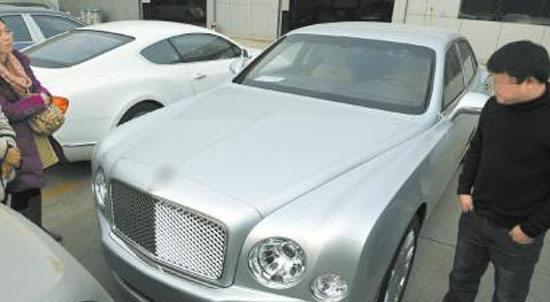 银行保安预留车位给宾利车主还用红绳围住保护, 其他客户意见很大