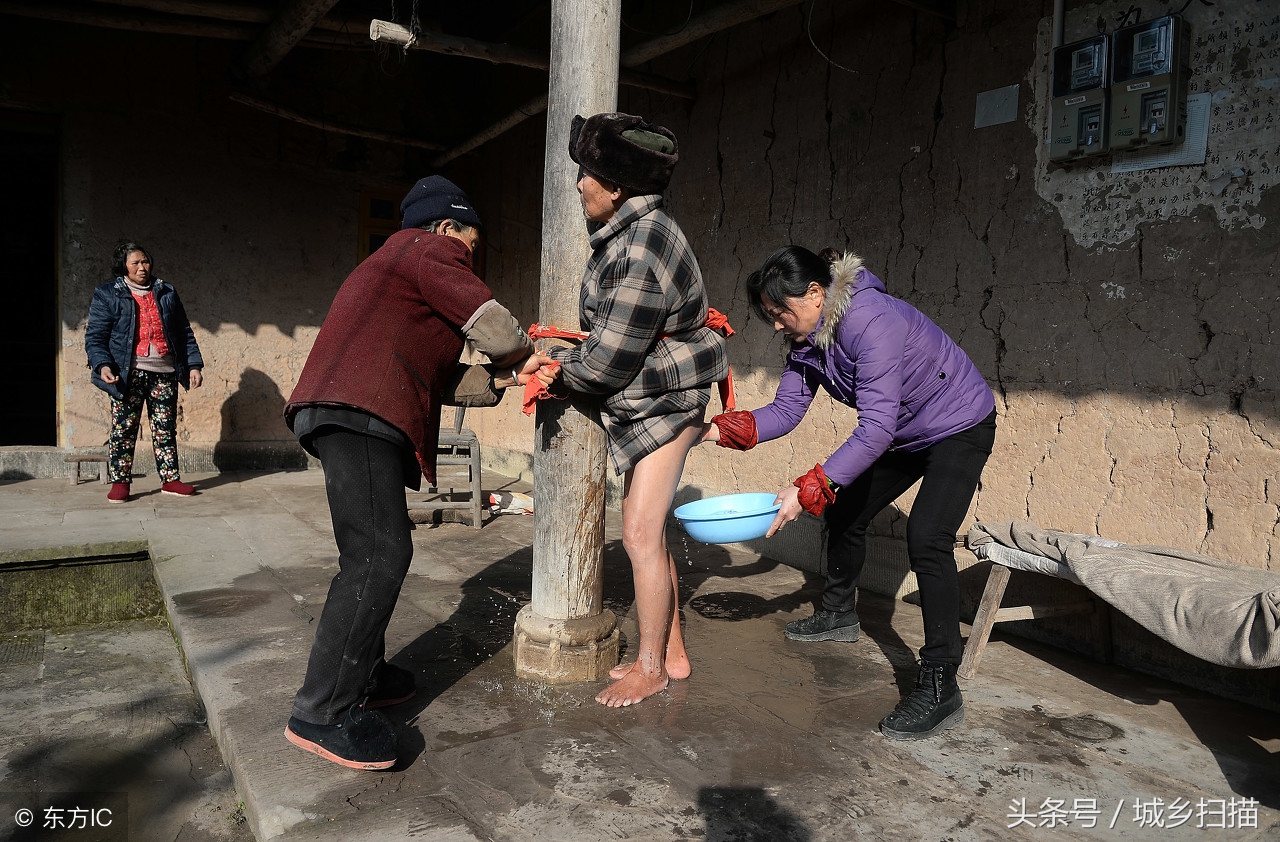 47岁儿媳辞掉月薪万元工作,回家照顾82岁患病