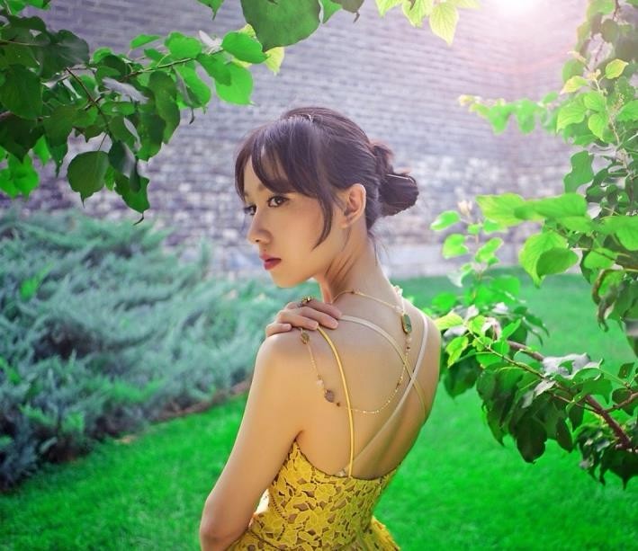 人像摄影:黄色蕾丝吊带裙美女精致面庞娇艳欲滴清爽唯美