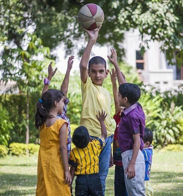 印度仅8岁男孩身高已达1米7,立誓未来要成为印