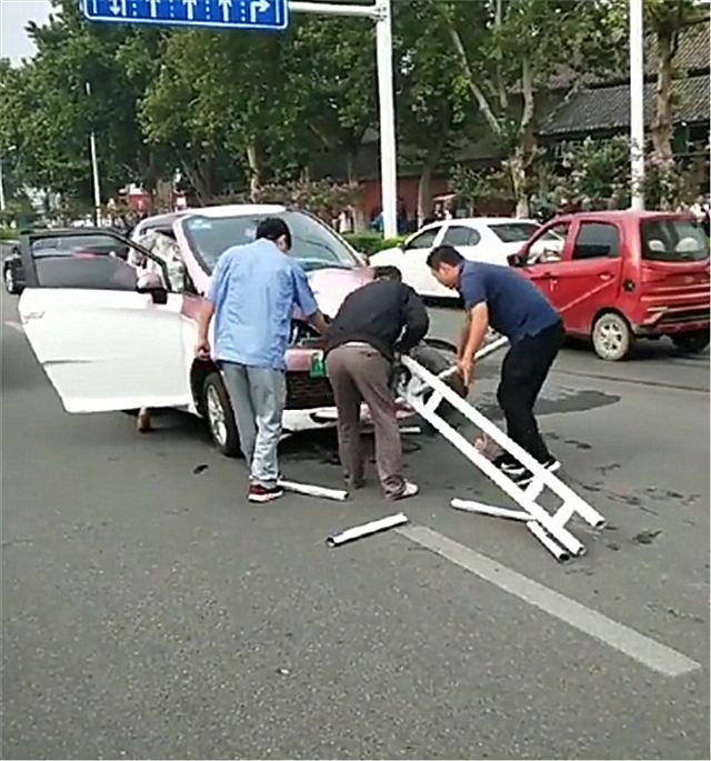 5万众泰被栅栏“贯穿”车身,看到车主那一刻,就知事故原因了!