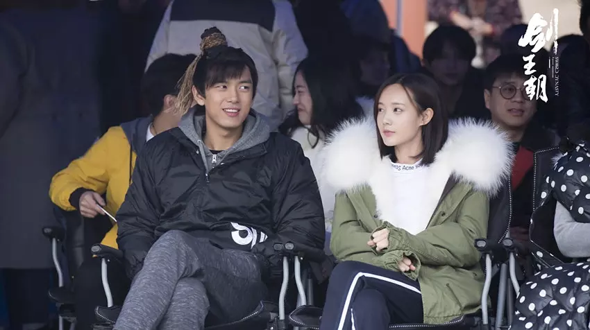 刚被求婚的姚笛又在微博分享喜事,连用三个真