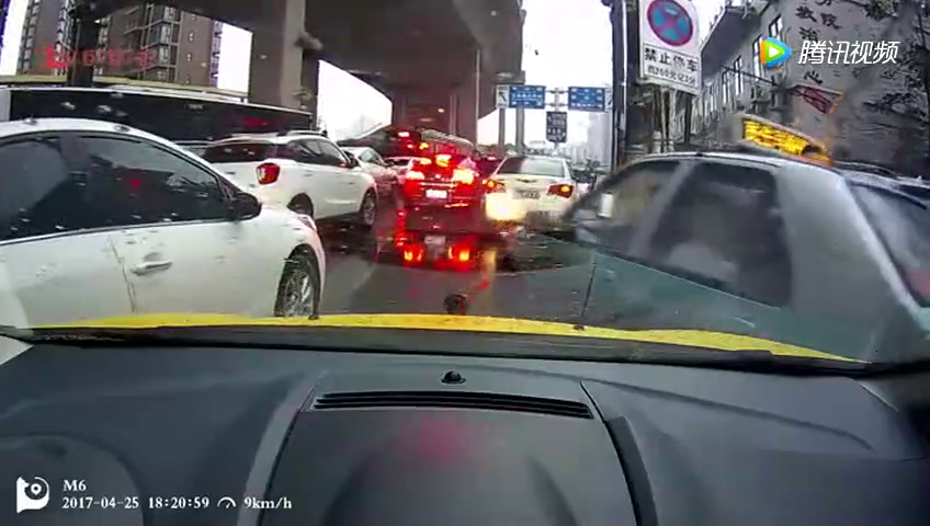 出租车横行霸道乱加塞，结果中招了吧！