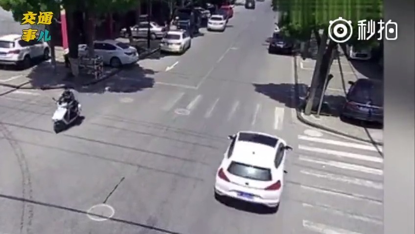 交通安全 白车真是挺冤的，因为路边有违章停车的，才不得已压实线行驶，谁想...