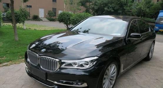 小伙跟土豪老爸借钱买宝马7系，价格110多万显得特有面子！