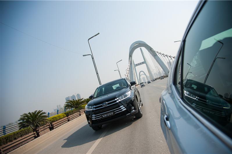 与全新汉兰达相约花海，感受不一样的评测报告