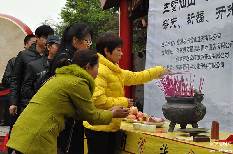 信徒,游客上香祭拜祈福