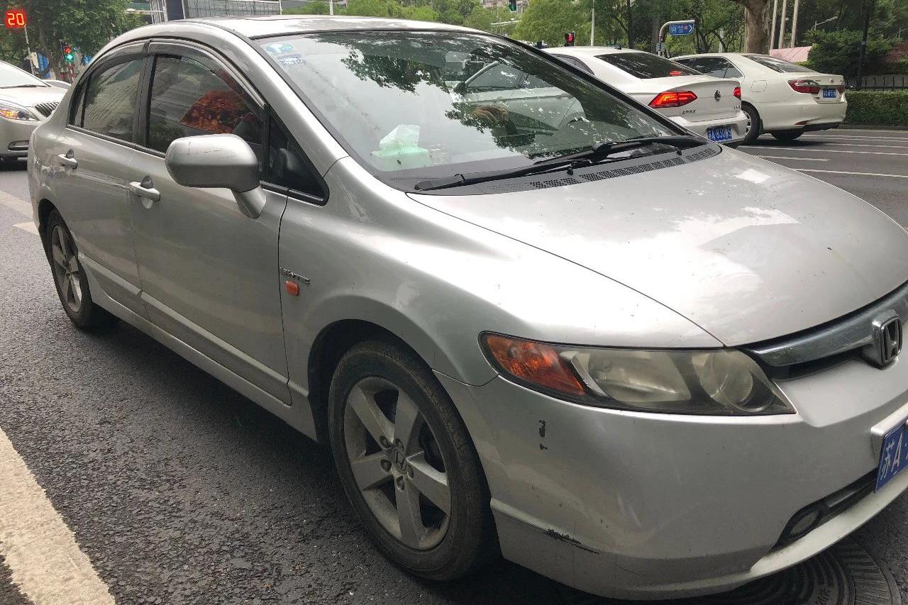 八代思域小哥说：“熄灭的不是烟，是从前。”