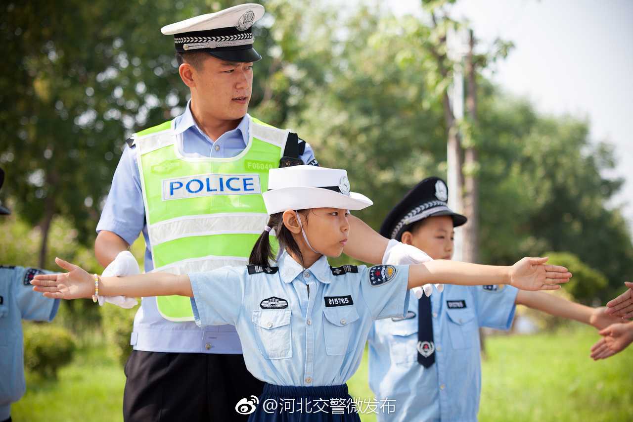 衡水:"小交警"暑期文明行 学习交通指挥手势