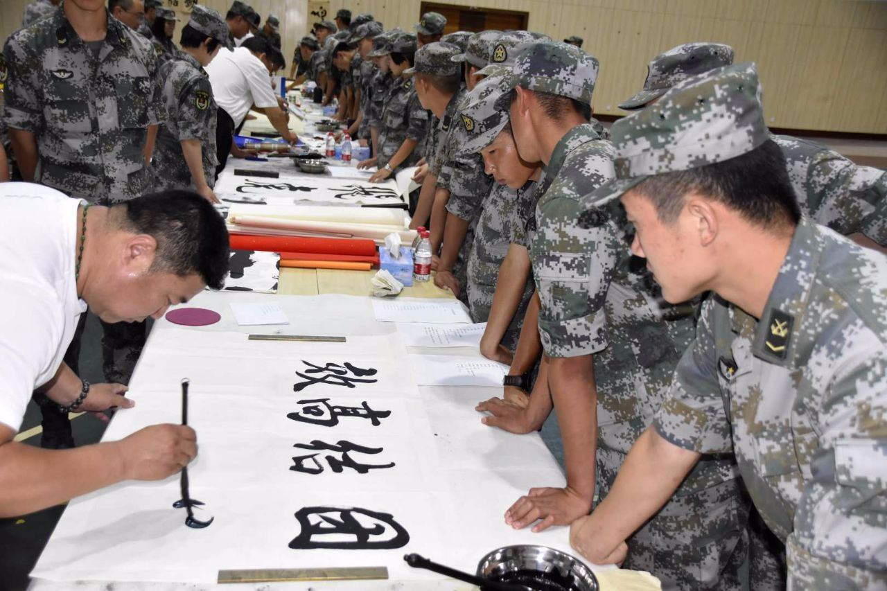 八一建军节即将到来之际,保定市神州书画院院长李全柱带领史洪起