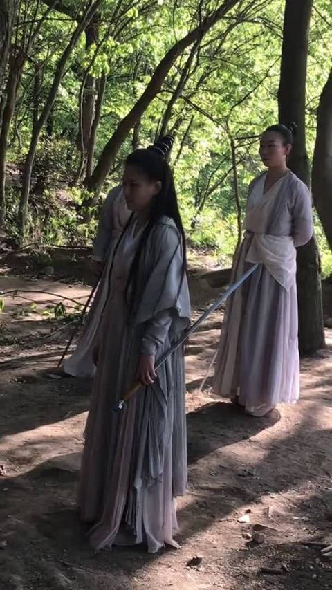 电视剧拍摄现场,这些都是峨眉派女弟子,他们是特约都是300一天!