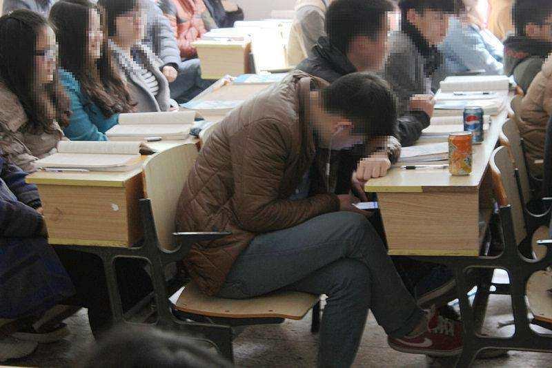专科学校学生上课玩手机,老师为什么只顾自己