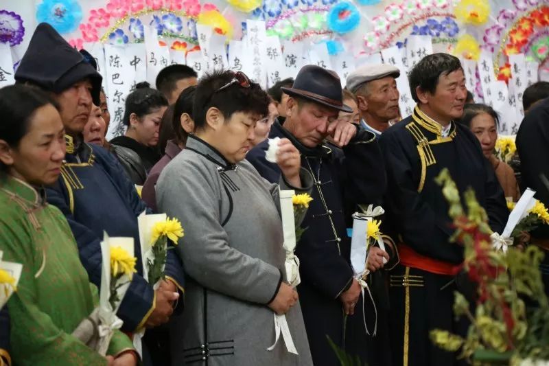 布仁巴雅尔追悼会举行,妻子女儿失声痛哭,演员刘劲