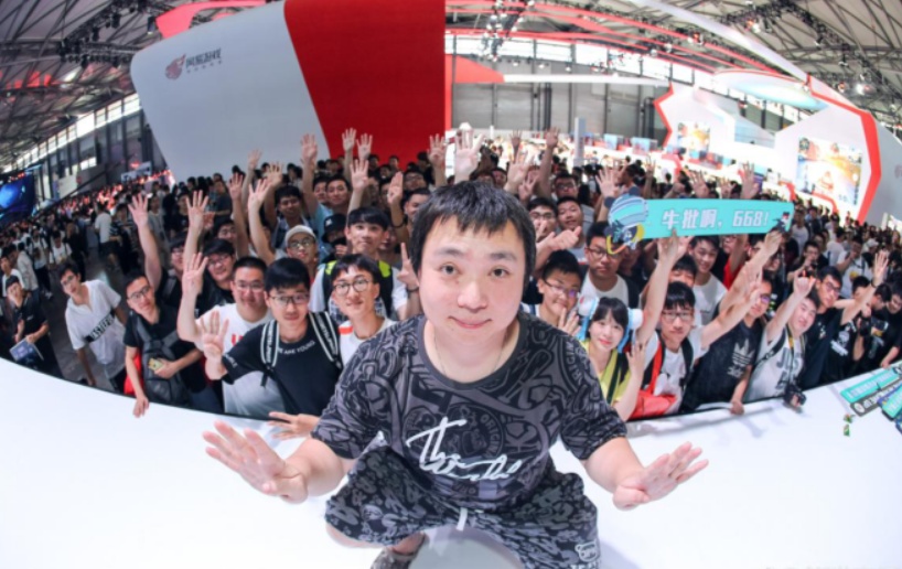 王思聪携IG和RNG全员现身熊猫直播展台 人气