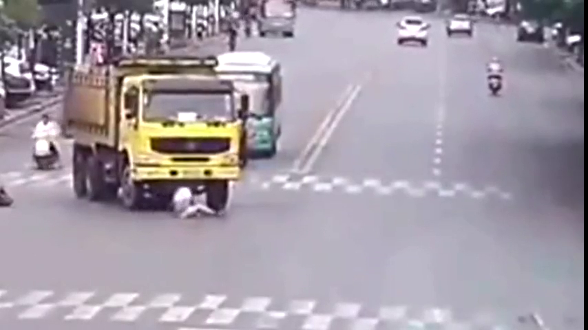 为救电动车，渣土车拼了老命，几十万的车硬是开出了几百万气质