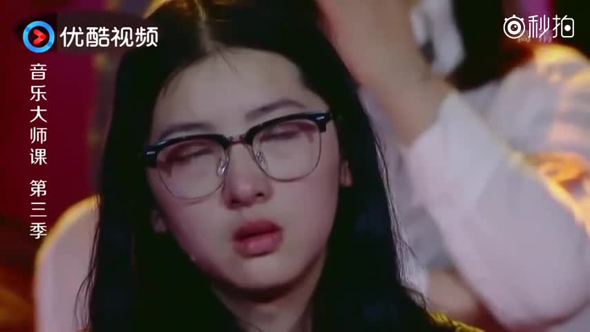 美女再见前男友居然在婚礼上,当见到新娘容貌那刻,美女瞬间了然