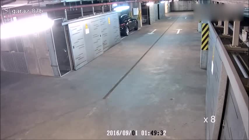 喝醉酒的男子进入地下停车场，监视器拍下了搞笑的一幕