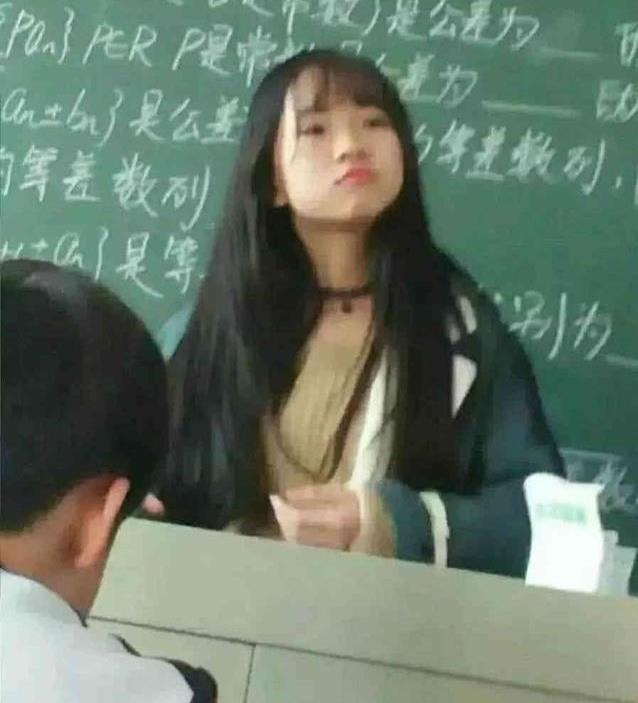 抖音最美数学老师火了,当她转身的一刹那,网友