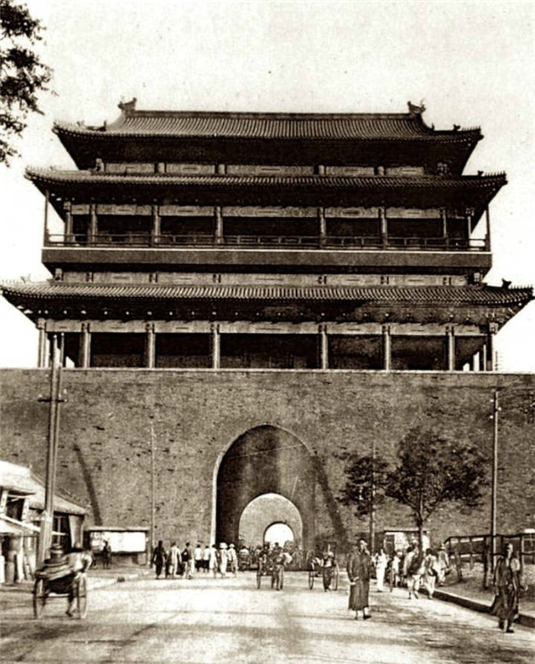 珍贵历史老照片,1921年北京的城墙与城门,充满历史的痕迹