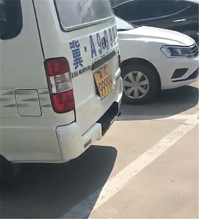 河北偶遇一排金杯海狮面包车,本不会注意,但车牌全是连号!