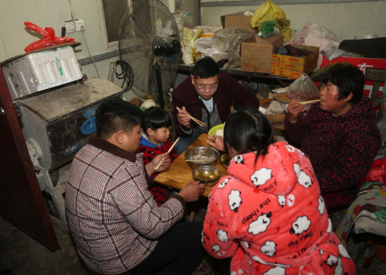 农村一家人聚在一起就是最幸福的