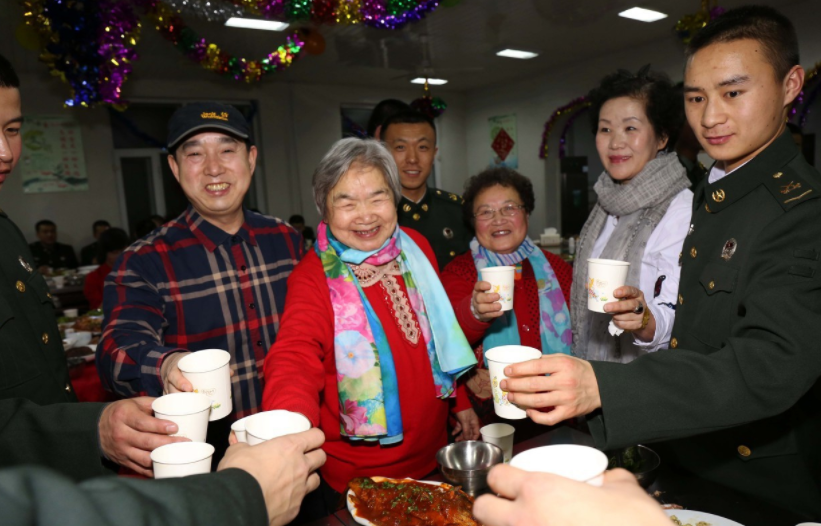 农村一家人聚在一起就是最幸福的