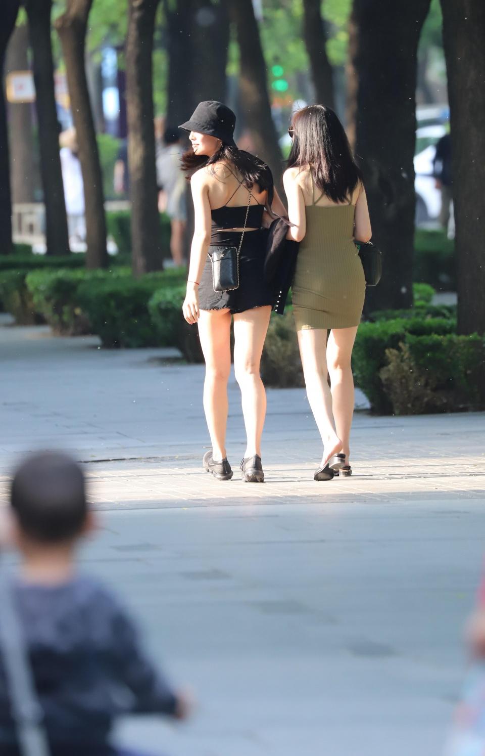 街拍: 身材好就是任性, 想低调都很难! 走在街上堪比