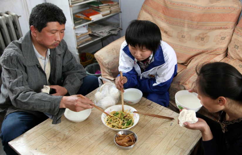 农村一家人聚在一起就是最幸福的