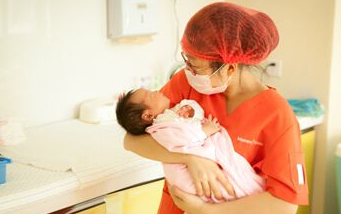 别这样抱孩子了,可能会伤到宝宝脊柱,附不同