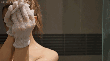 这块美背皂真的蛮像板砖的,样子简约大方,是很好闻的草┪味.