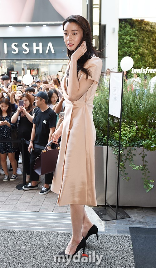 hello venus成员权娜拉首尔明洞出席品牌宣传活动