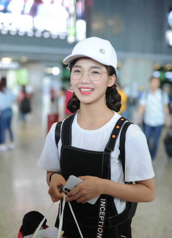 真爱粉,创造101,结束粉丝仍等待接机,吕小雨花式比心笑容