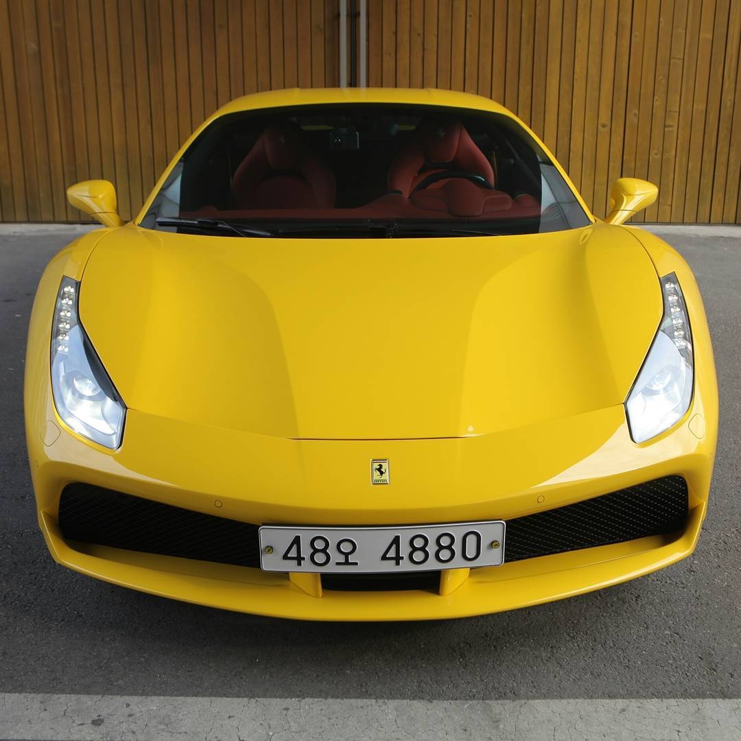 黄色法拉利488 GTB