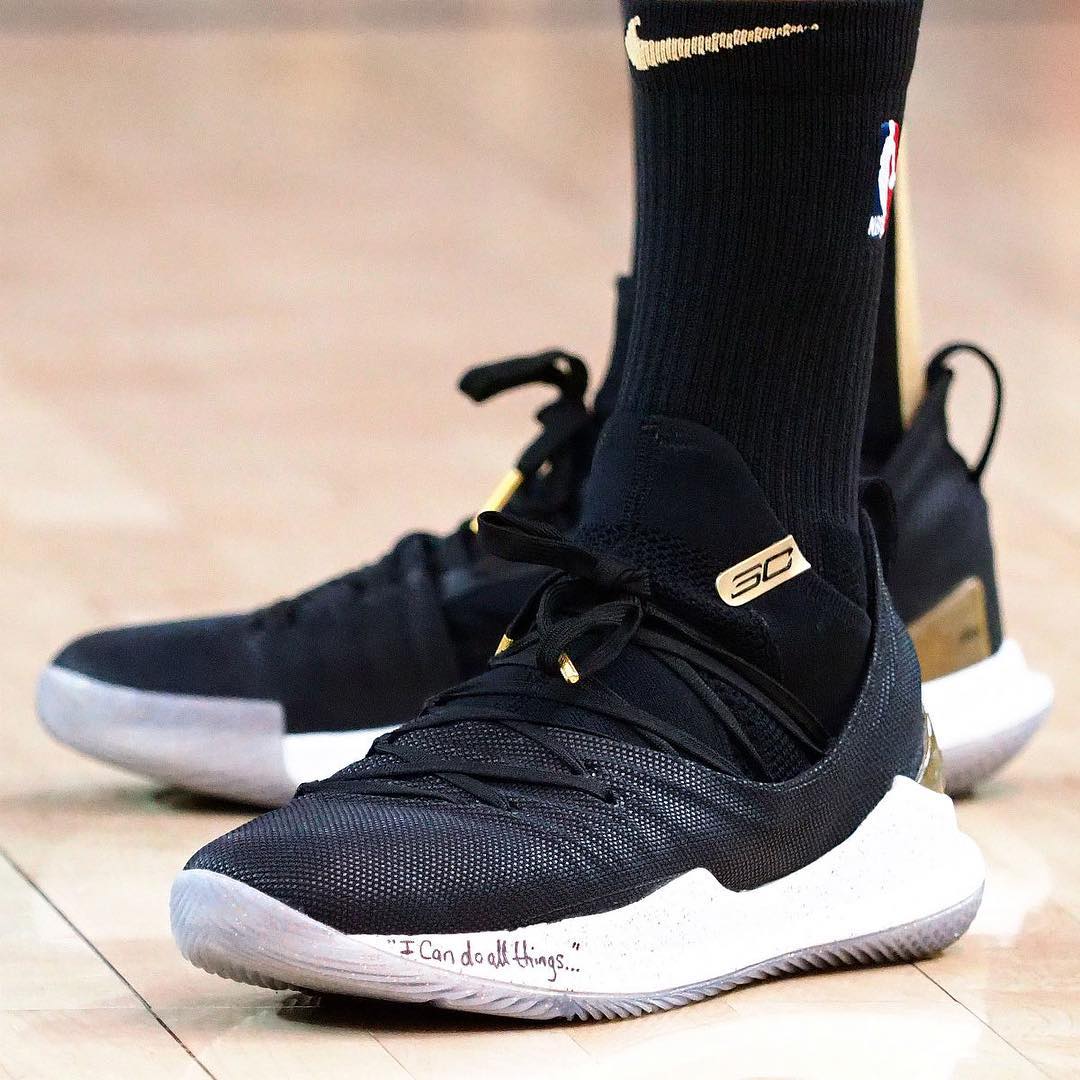 库里 第二场对骑士上脚黑金Curry 5